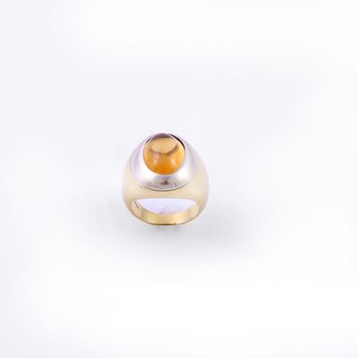 Anello a musone, oro giallo e bianco 18 kt con quarzo ovale cabochon