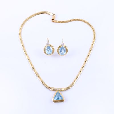 Gioielli in oro giallo 18 kt, girocollo e orecchini con topazi azzurri e pietre sintetiche incolo...