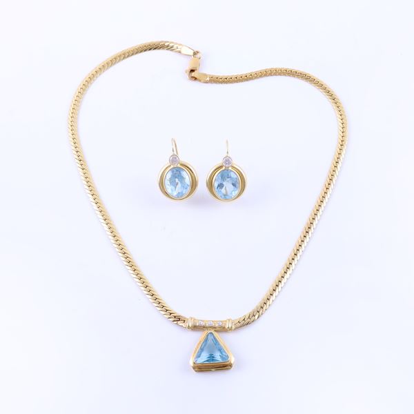 18KT GOLD LOT COMPRISING A NECKLACE AND A PAIR OF EARRINGS SET WITH BLUE TOPAZ AND SYNTHETIC GEMSTONES