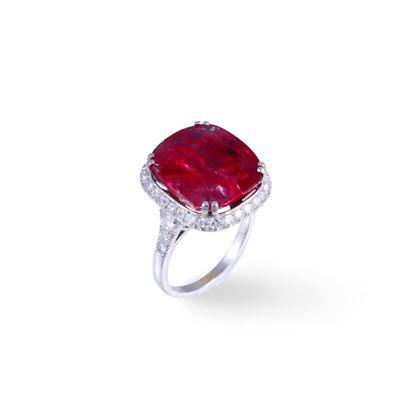 Anello in platino con rubino del Myanmar, taglio a cuscino, contornato da brillanti