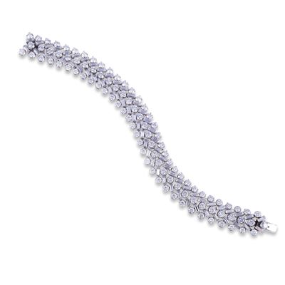 Bracciale in platino a nastro con tre file di brillanti e diamanti baguette