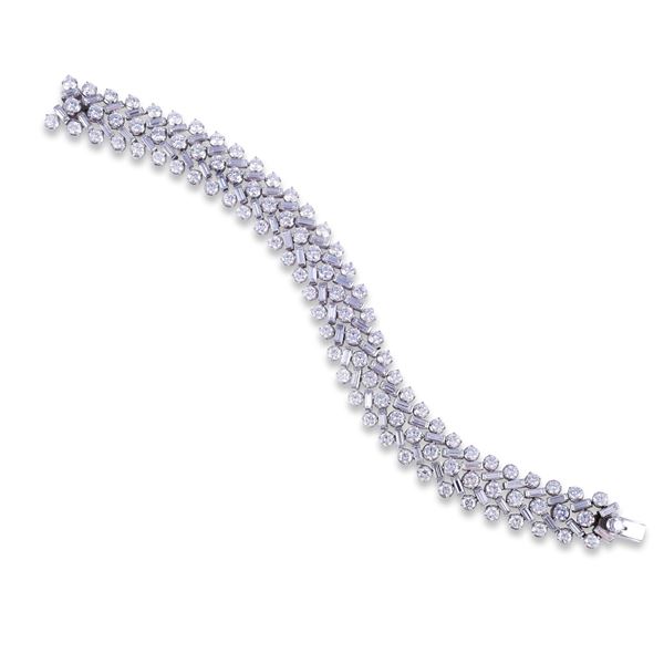 PLATINUM BRACELET SET WITH DIAMONDS