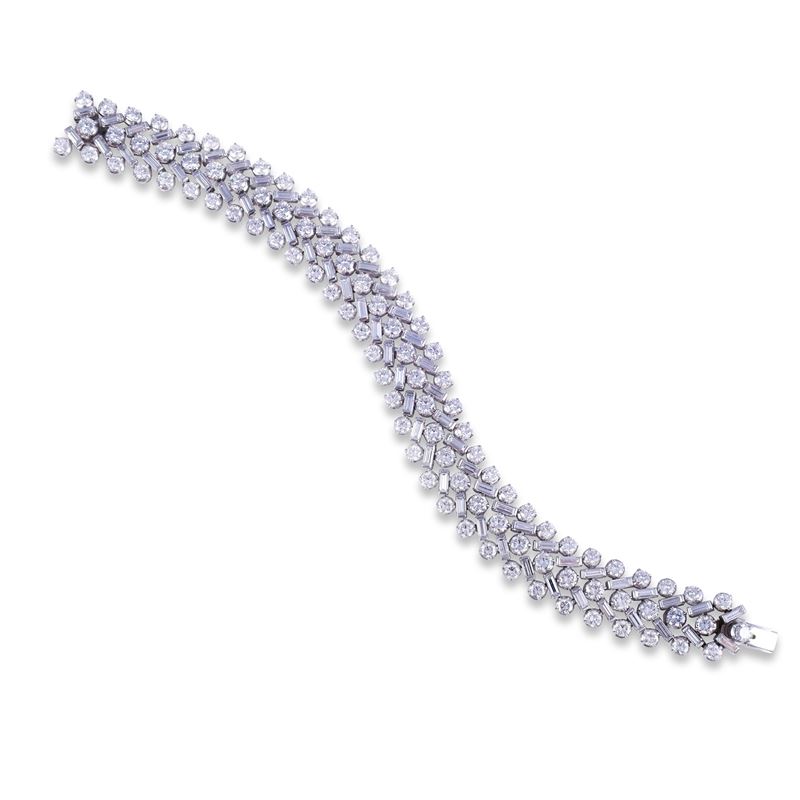Bracciale in platino a nastro con tre file di brillanti e diamanti baguette