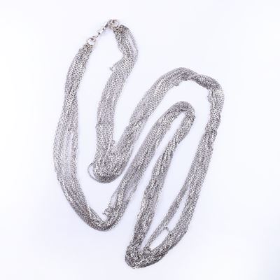 Collana lunga in oro bianco 18 kt, maglie rettangolari e chiusura geometrica