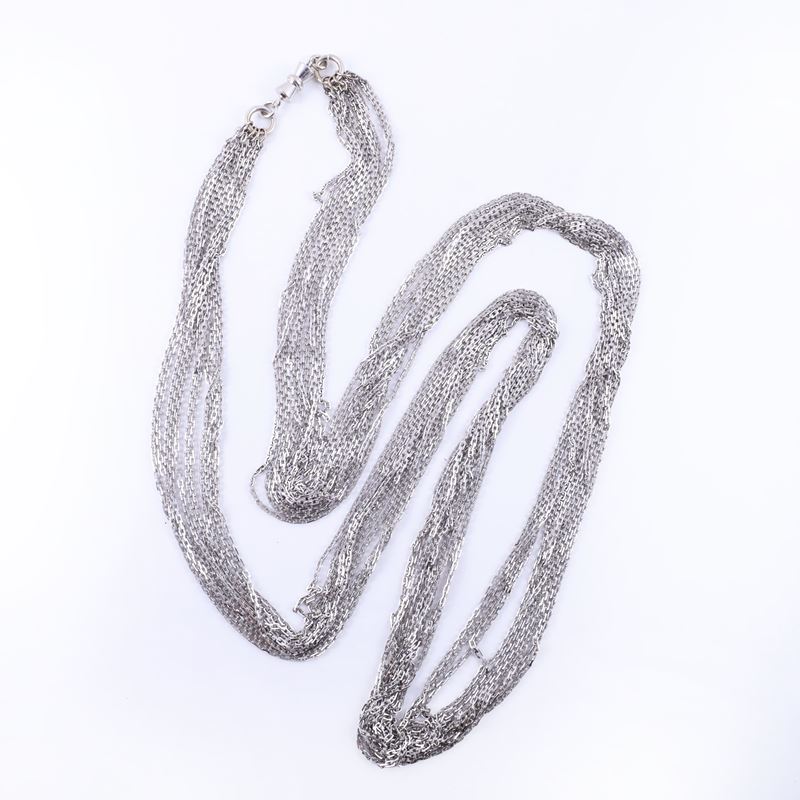 Collana lunga in oro bianco 18 kt, maglie rettangolari e chiusura geometrica
