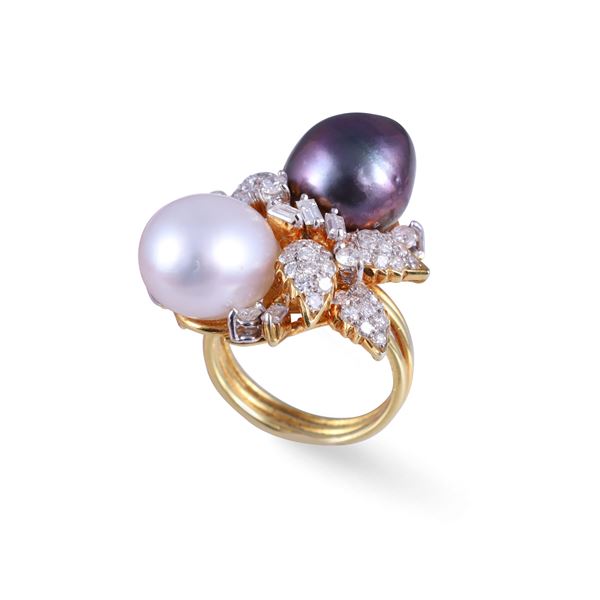 18KT GOLD RING SET WITH DIAMONDS AND CULTURED PEARLS