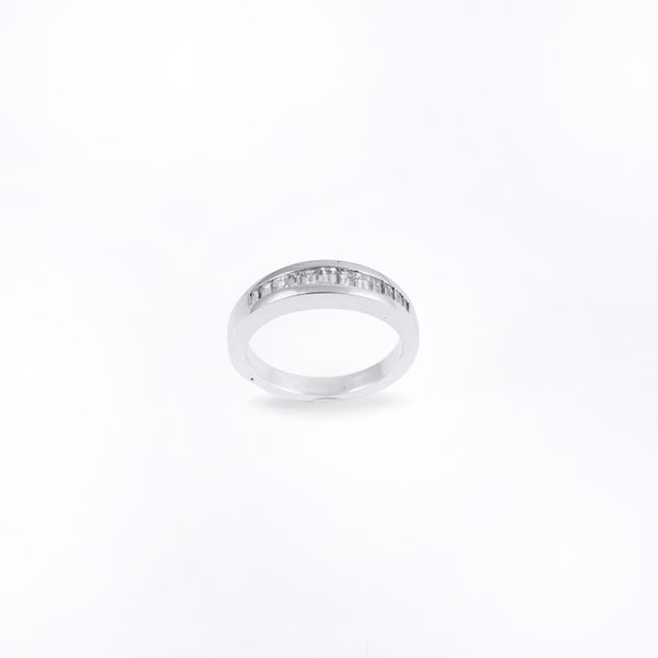 18KT GOLD RING SET WITH DIAMONDS