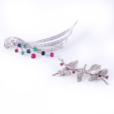 Oro bianco 18 kt, Doppia spilla in stile vegetale con diamanti, rubini, zaffiri ed smeraldi