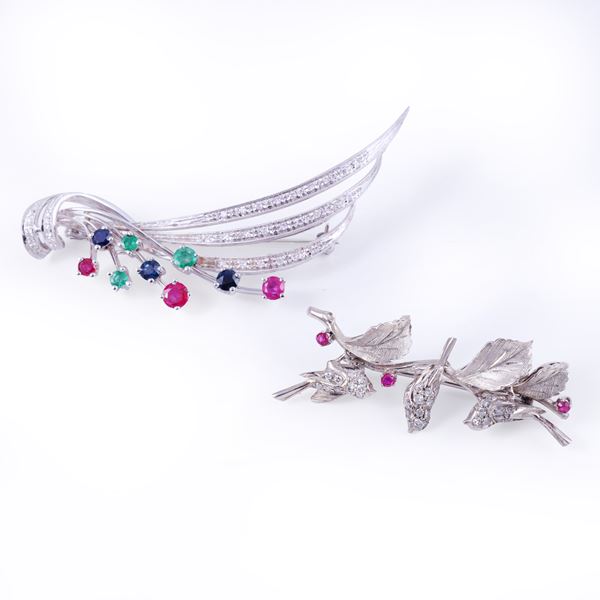18KT GOLD LOT COMPRISING TWO BROOCHES SET WITH DIAMONDS, RUBIES, SAPPHIRES AND EMERALDS