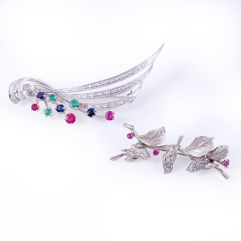 Oro bianco 18 kt, Doppia spilla in stile vegetale con diamanti, rubini, zaffiri ed smeraldi