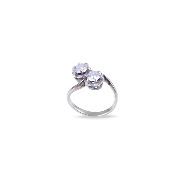 18KT GOLD RING SET WITH DIAMONDS