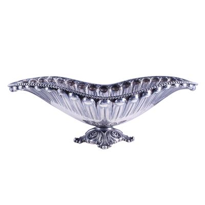 Fiorentini Guido e Spertini Alberto, Centrotavola in argento 800/1000 a navicella con corpo bacce...