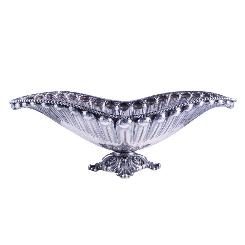 Fiorentini Guido e Spertini Alberto, Centrotavola in argento 800/1000 a navicella con corpo bacce...