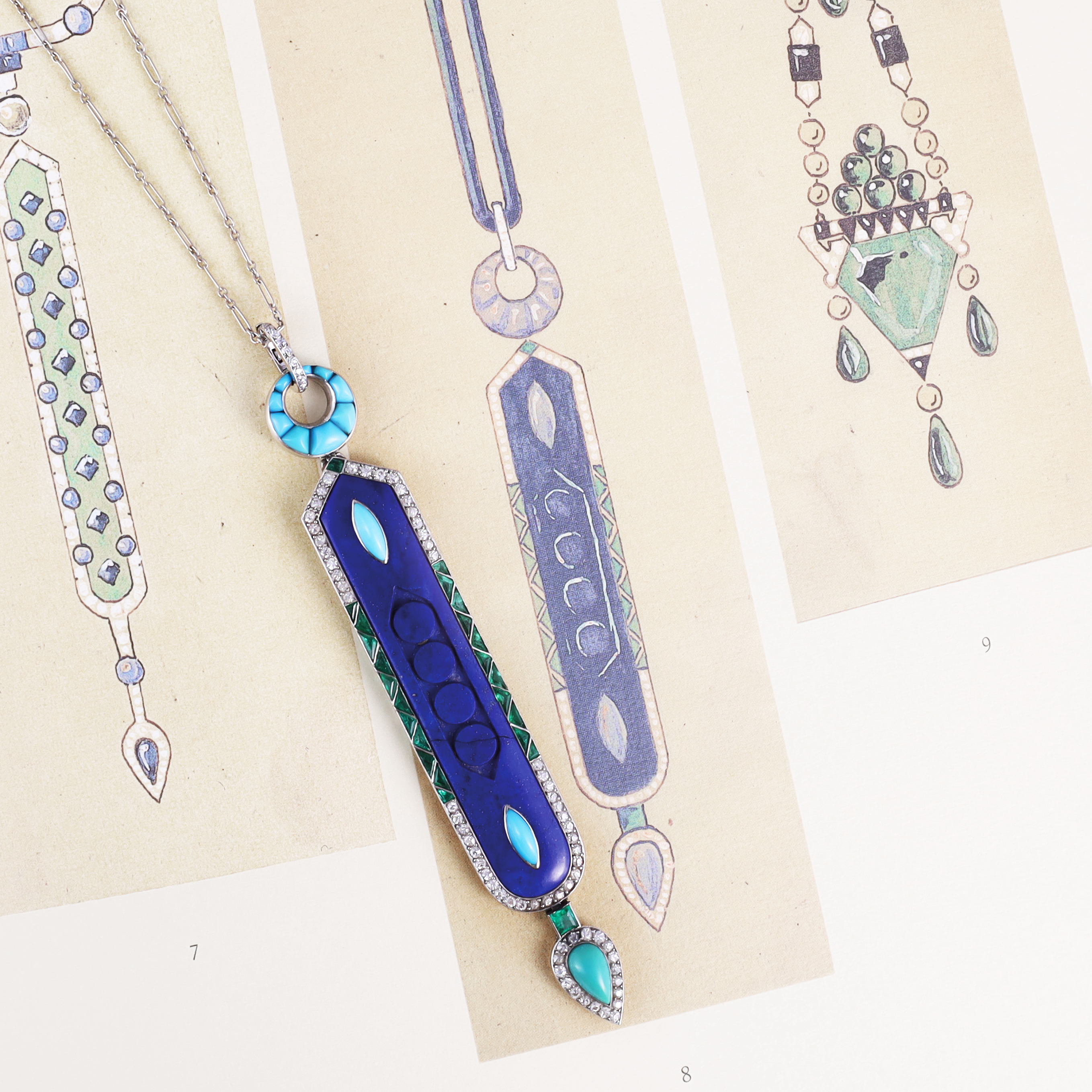 Cartier, Pendente in platino con lapislazzuli, diamanti, smeraldi e turchesi