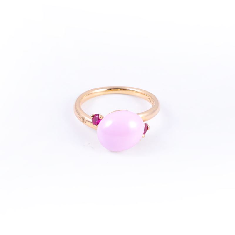Pomellato, Anello pomellato “Capri” in oro rosa 18 kt con ovale in ceramica rosa e rubini