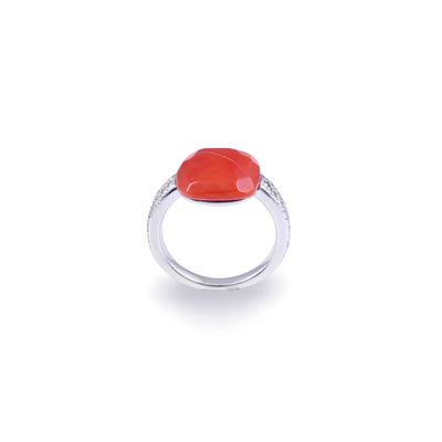 Pomellato, Anello “Capri” in oro bianco 18 kt con corallo sfaccettato e brillanti in pavé