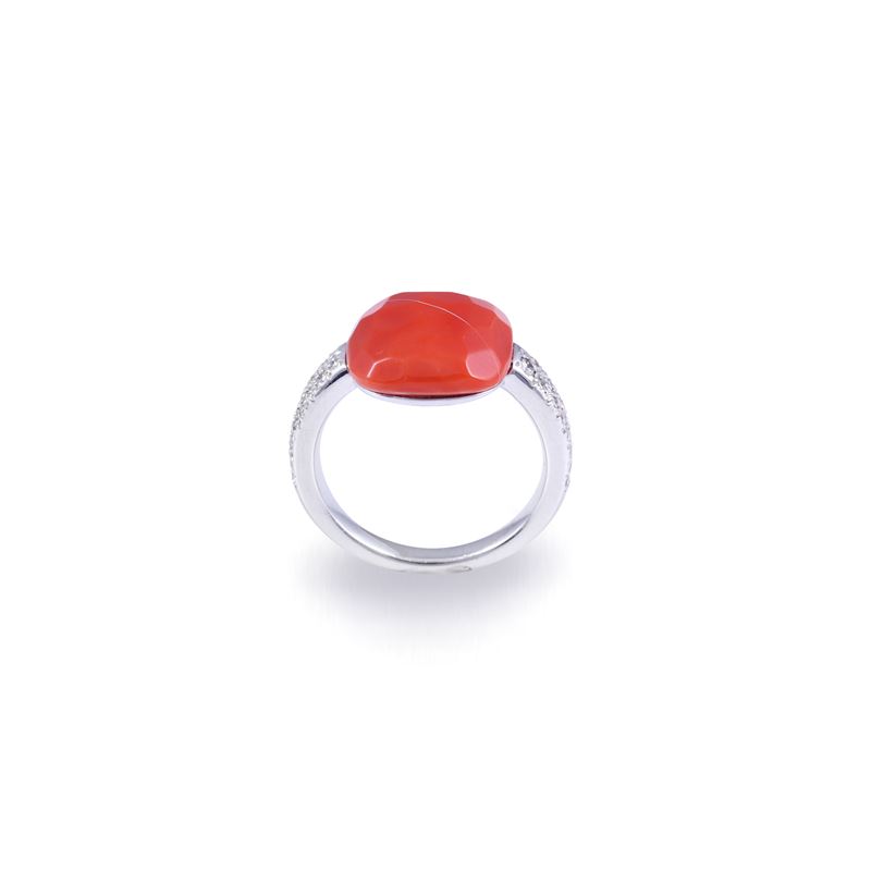 Pomellato, Anello “Capri” in oro bianco 18 kt con corallo sfaccettato e brillanti in pavé