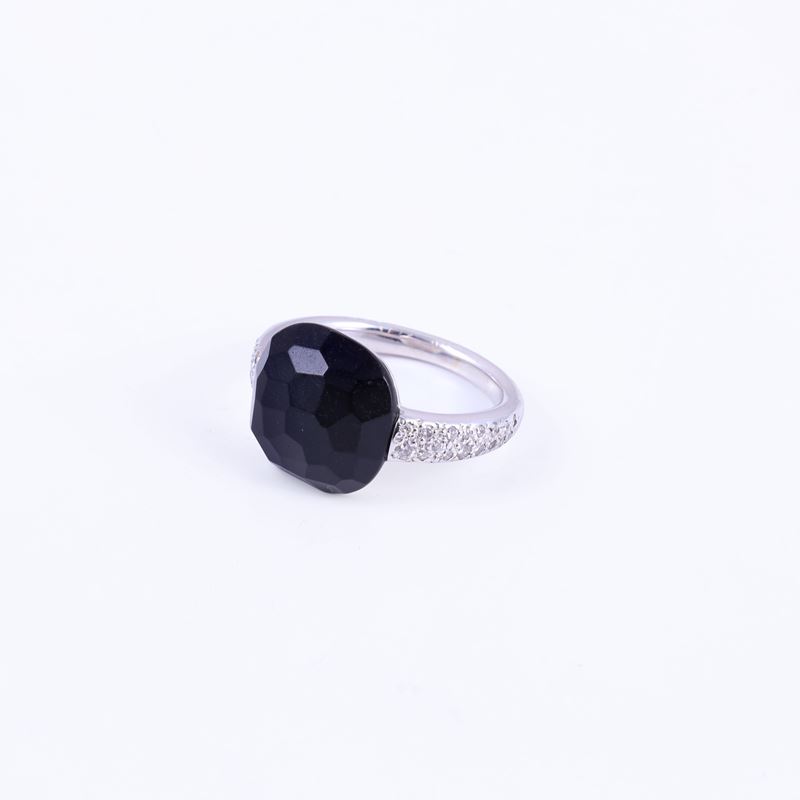 Pomellato, Anello “Capri” in oro bianco 18 kt con giaietto sfaccettato e brillanti in pavé