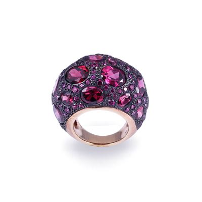Pomellato, Anello pomellato “Tabou” in oro rosa 18 carati e argento 925 con granati rodolite in p...