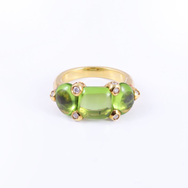 Pomellato, Anello “Sassi” in oro giallo 18 kt con peridoti cabochon e brillanti