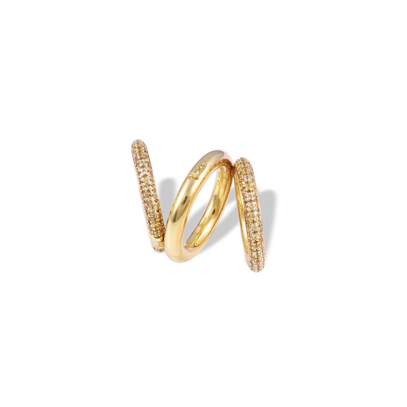 Pomellato, Anello pomellato in oro giallo 18 kt con tre fedi bombate e corindoni gialli in pavé