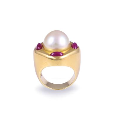 Chevalier, Anello pomellato in oro giallo 18 kt con perla South Sea “gold” e quattro rubini caboc...
