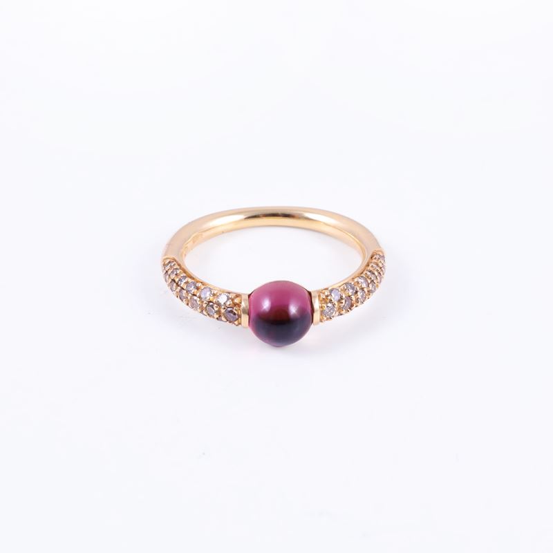 Anello Pomellato, M’ama non m’ama in oro rosa 18 kt con tormalina rosa cabochon e brillanti brown