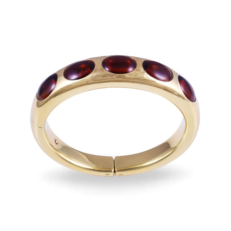 Pomellato, Bracciale rigido “Bisanzio” in oro giallo 18 kt con granati cabochon