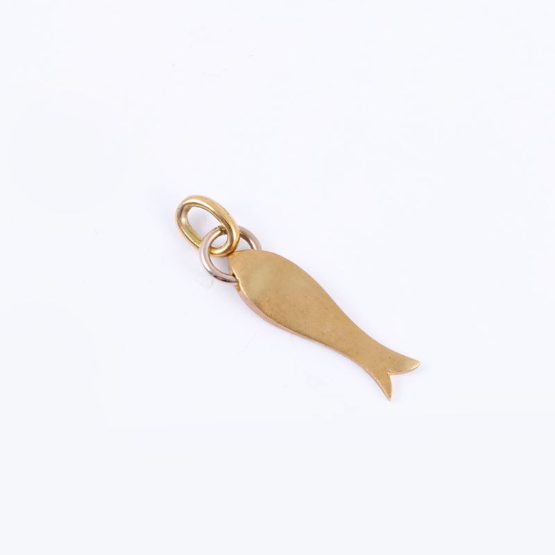 Pendente a forma di pesciolino, oro giallo satinato e bianco 18 kt