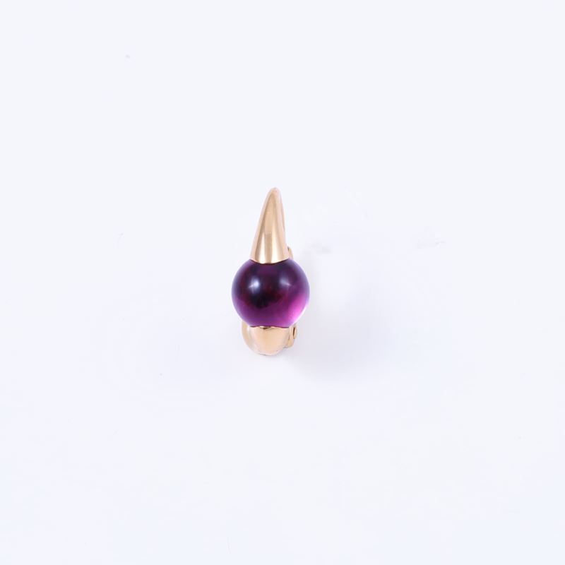 Pomellato, Mono orecchino “M’ama non m’ama” in oro giallo 18 kt con ametista cabochon