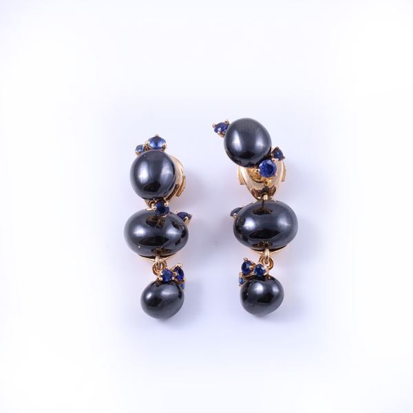 * 18KT GOLD EARRINGS SET WITH BLACK CERAMIC AND SAPPHIRES, BY POMELLATO "Capri"