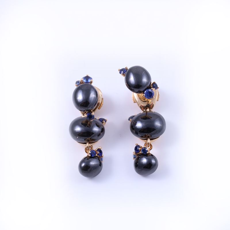 Pomellato, Orecchini “Capri” in oro rosa 18 kt con ceramica nera, zaffiri e pendenti