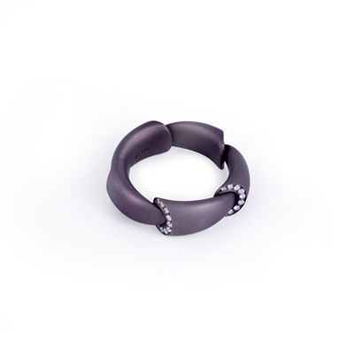 Vhernier, Anello “Calla” in titanio grigio con brillanti