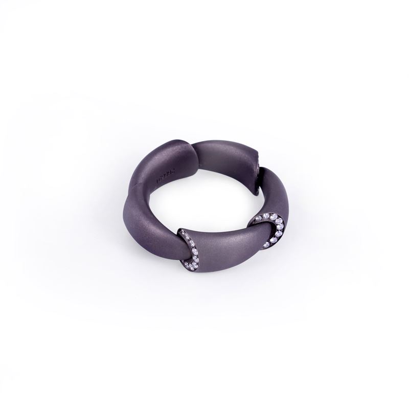 Vhernier, Anello “Calla” in titanio grigio con brillanti