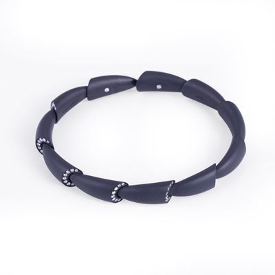 Vhernier, Bracciale semirigido “Calla” in titanio nero con brillanti