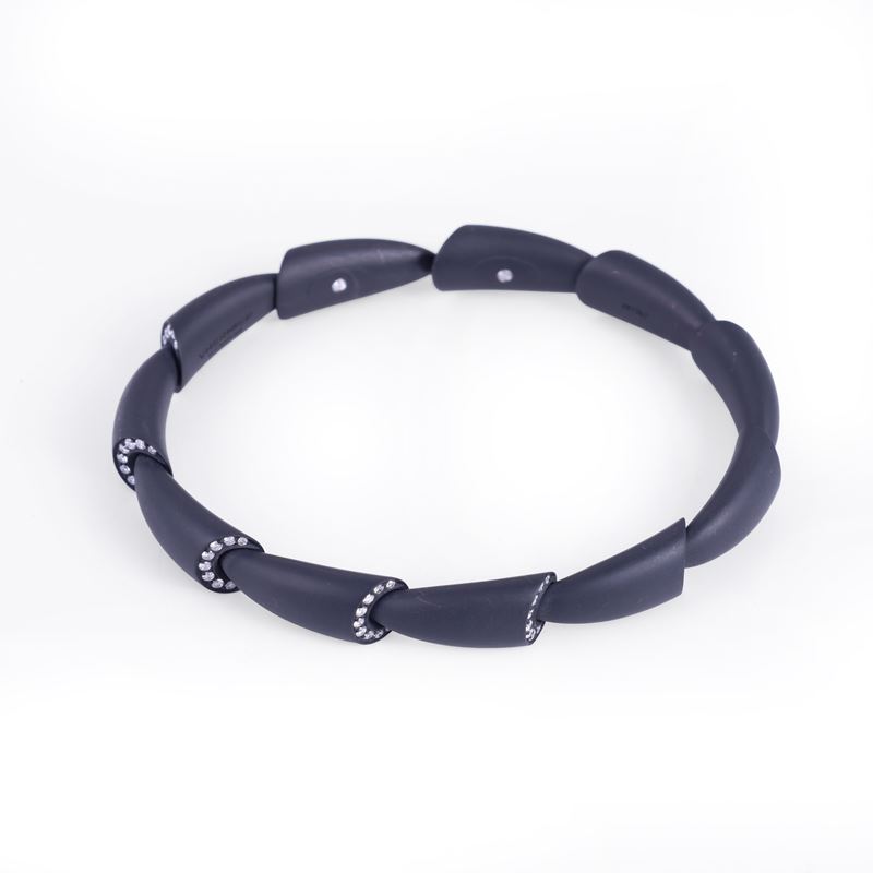 Vhernier, Bracciale semirigido “Calla” in titanio nero con brillanti