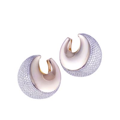 Vhernier, Orecchini “Pirouette” a semicerchio bombato con pavé di brillanti