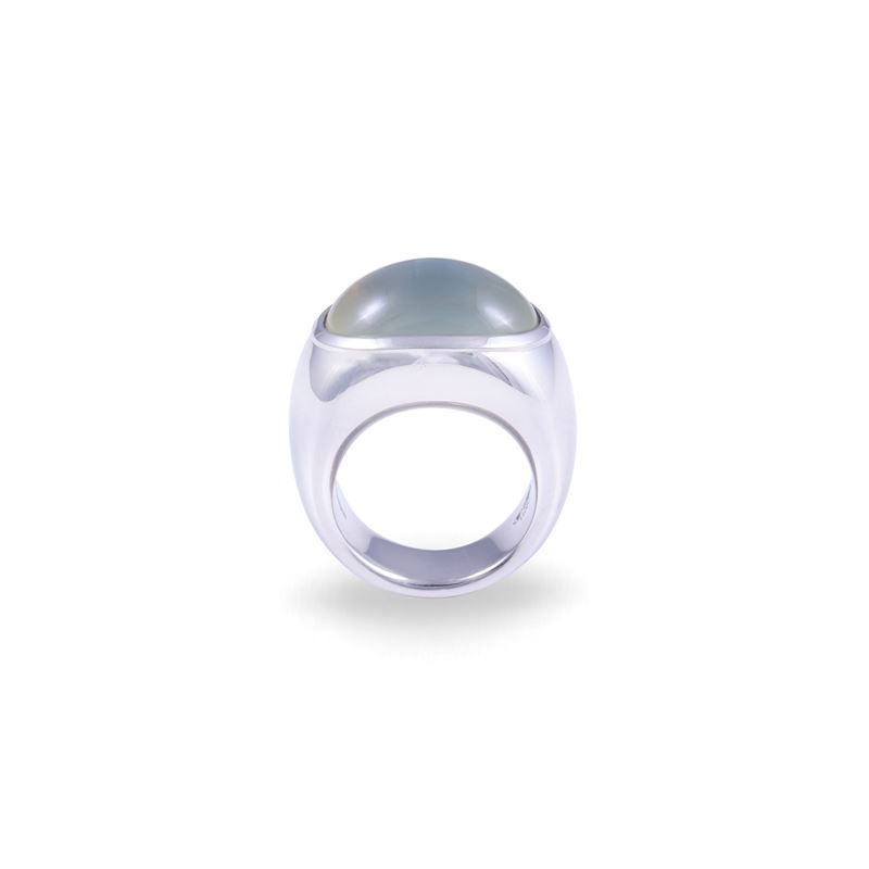 Vhernier, Anello in platino con pietra di luna cabochon ovale e madreperla