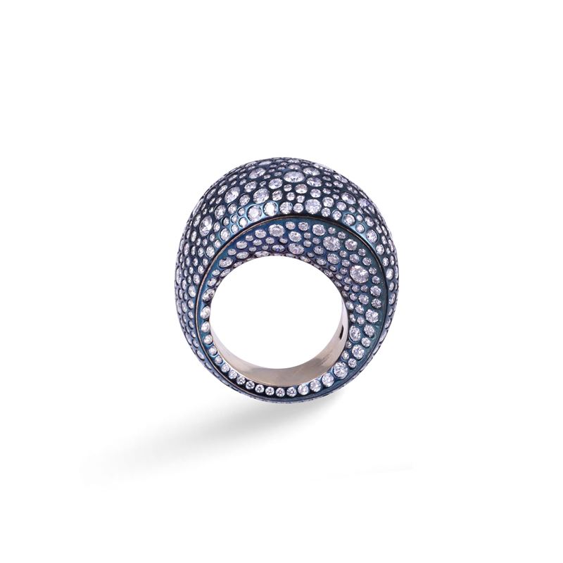 Vhernier, Anello “Pirouette” in oro bianco 18 kt con brillanti in pavé