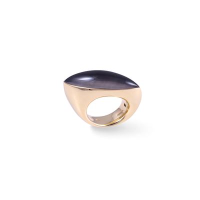 Vhernier, Anello “Fuseau” in oro rosa 18 kt con madreperla grigia e quarzo cabochon