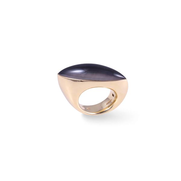 * 18KT GOLD RING SET WITH MOTHER-OF-PEARL AND CABOCHON-CUT QUARTZ, BY VHERNIER "Fuseau"