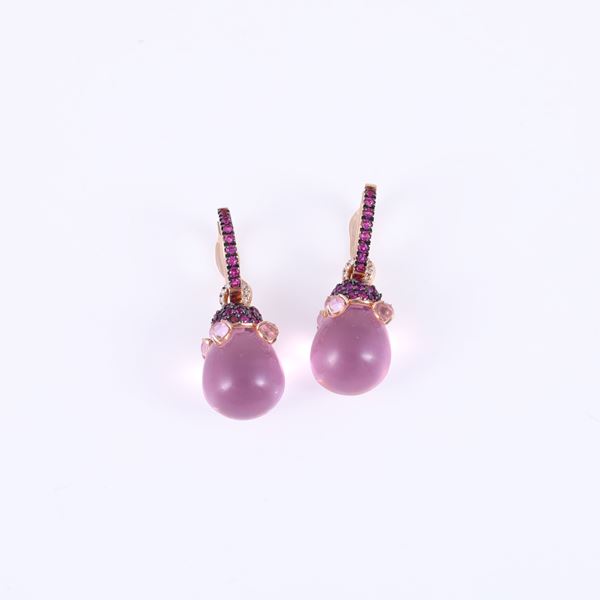 * 18KT GOLD EARRINGS SET WITH RUBIES, DIAMONDS AND PINK CRYSTAL, BY CHANTECLER "Joyful"