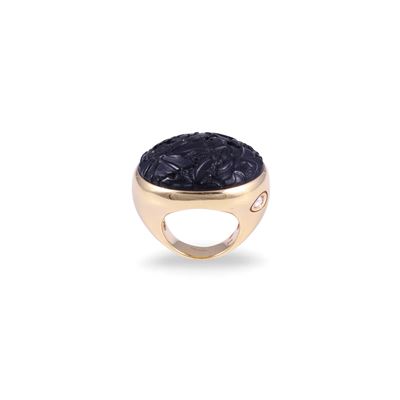 Pomellato, Anello “Victoria” in oro giallo 18 kt con ovale in giaietto inciso e diamante taglio r...