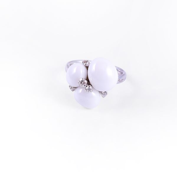 * 18KT GOLD RING SET WITH WHITE CERAMIC AND DIAMONDS, BY POMELLATO "Capri"