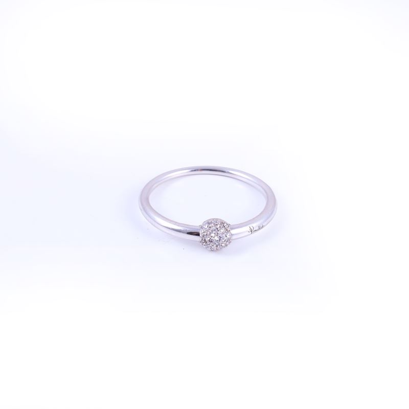 Pomellato, Anello “M’ama non m’ama” in oro bianco 18 kt con pavé di brillanti