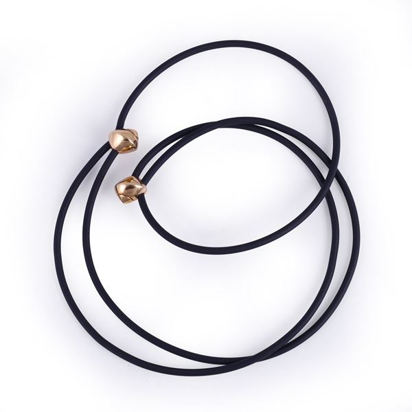* RUBBER NECKLACE WITH 18KT GOLD RONDELLES, BY VHERNIER