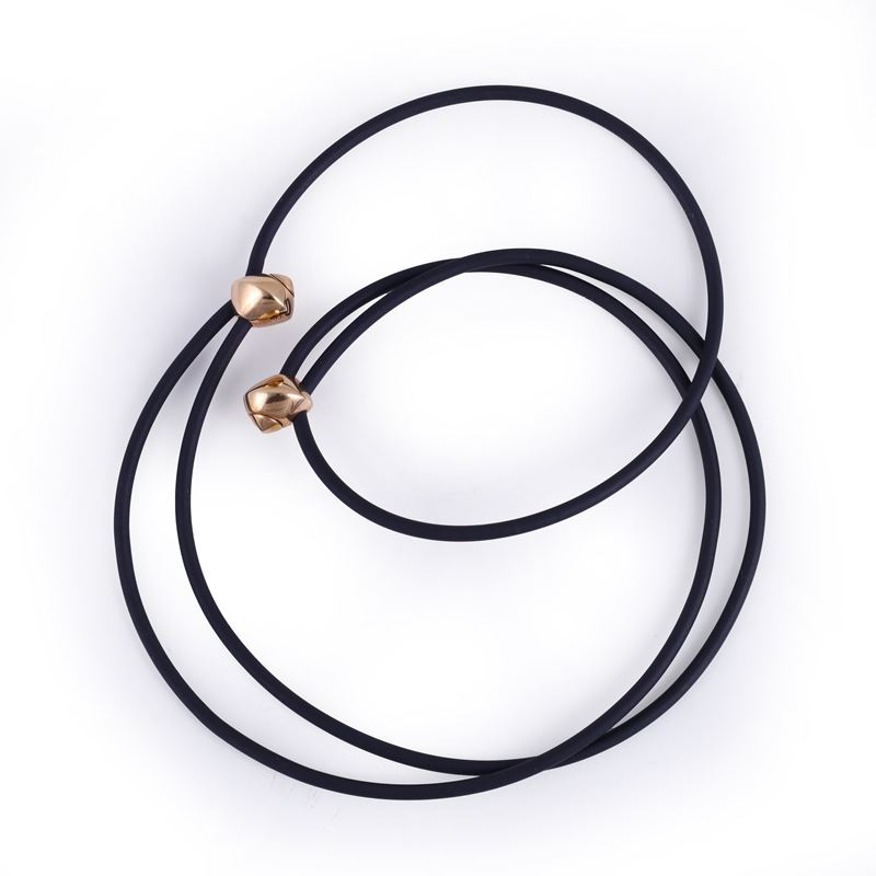 Vhernier, Girocollo in caucciù con rondelle sagomate in oro giallo 18 kt