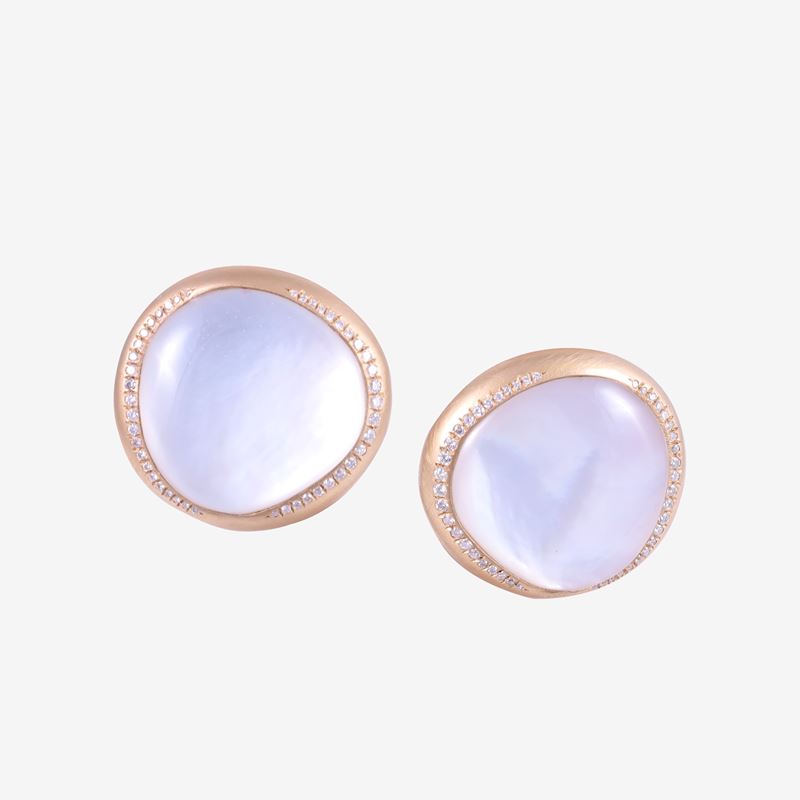 Chantecler, Orecchini “Enchanté” in oro rosa 18 kt satinato con madreperla e cristallo di rocca