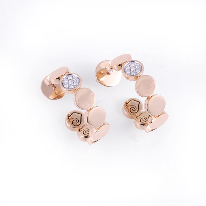 Chantecler, Orecchini “Paillettes” in oro rosa 18 carati con brillanti in pavé