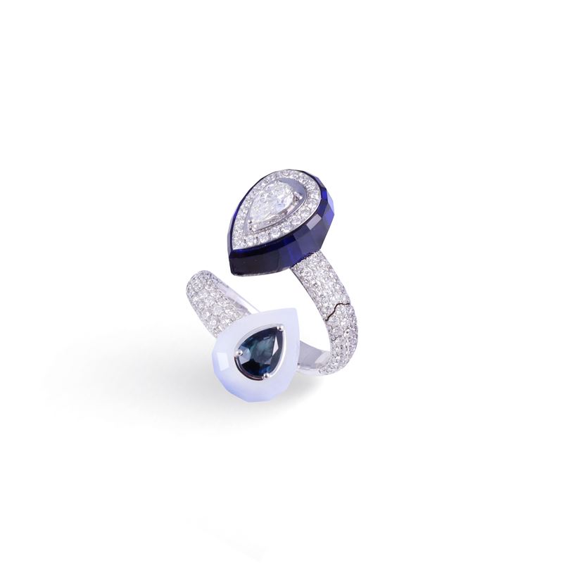 Chantecler, Anello "Joyful" in oro bianco 18 kt con diamante, zaffiro, spinello blu, agata e pavé...